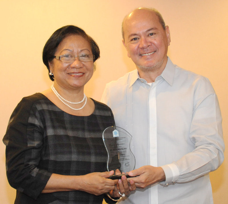 Vic Alcuaz with DOLE Secretary Rosalinda Baldoz (Photo by: Jomar Lagmay, LCO)